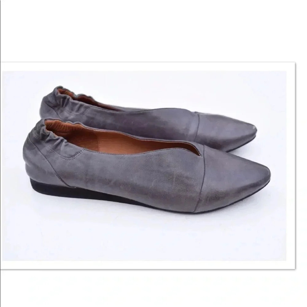 Chocolat Blue pointy toe Giza flats